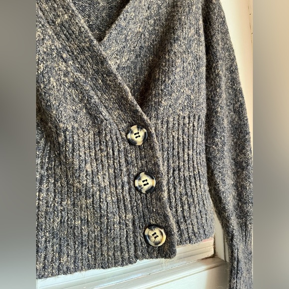 Zara V-Neck Button Cardigan Large - Picture 3 of 8